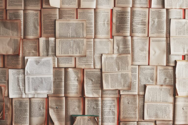 Nebeneinander und übereinander gelegte alte aufgeklappte Bücher