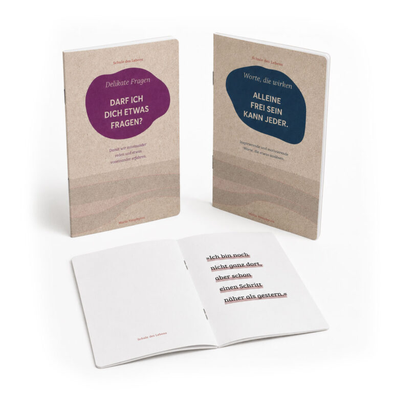 Mockup Vorschau Hefte der Serie "Schule des Lebens" zwei stehend und eins aufgeklappt
